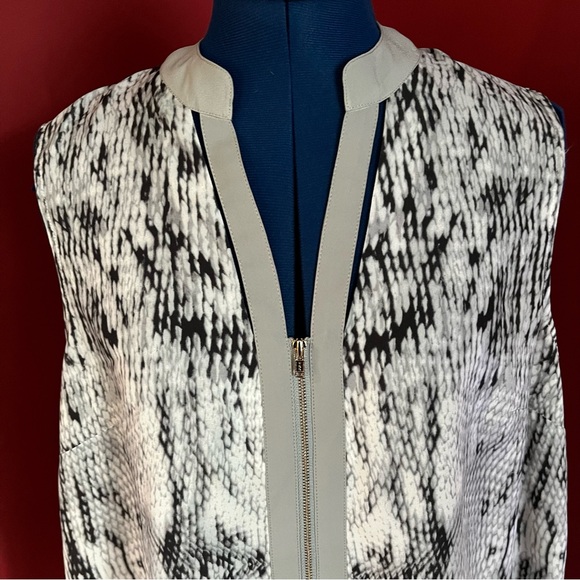 Neiman Marcus Snakeskin Print Top - Picture 4 of 12